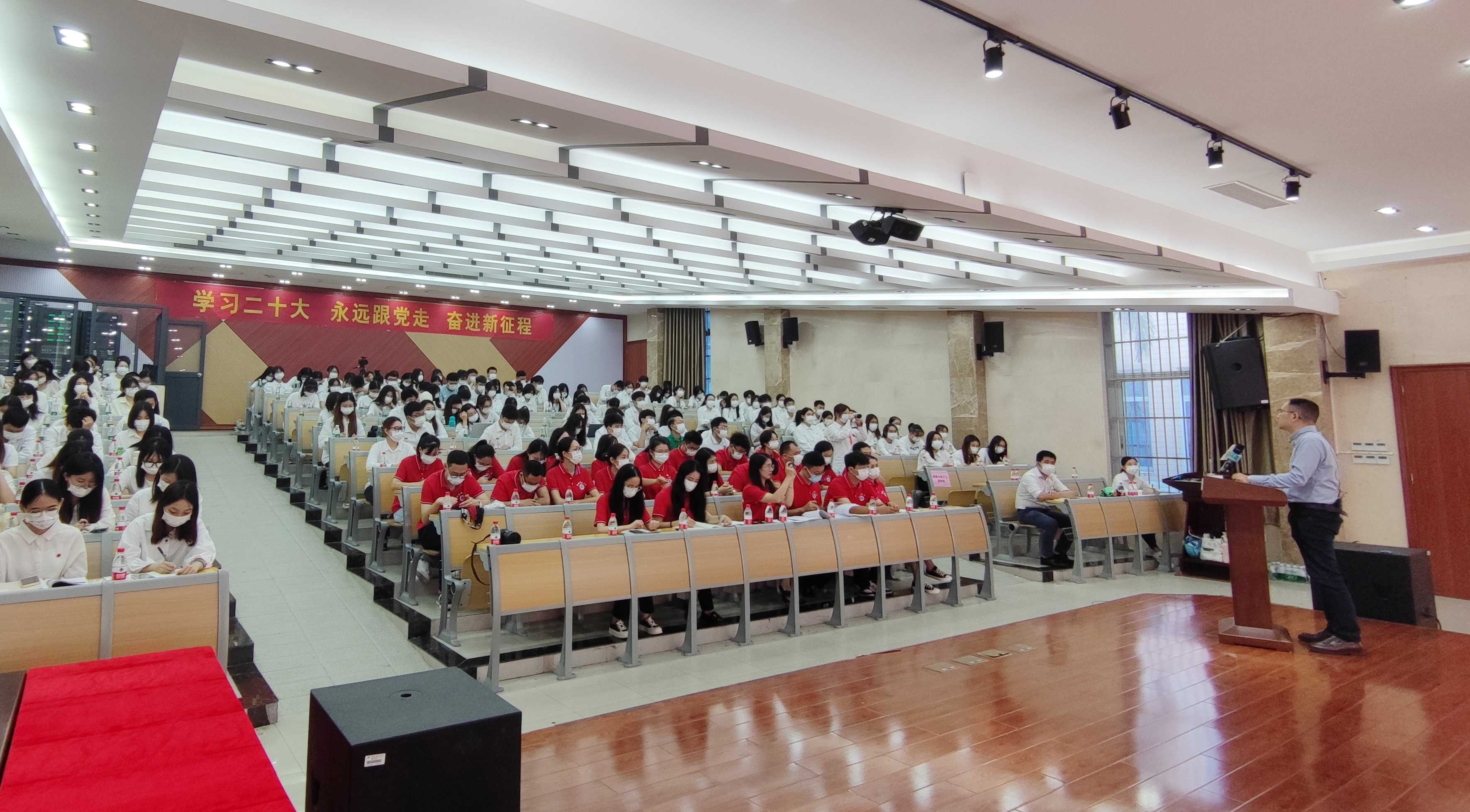 团省委副书记陈志远为我校青年师生宣讲党的二十大精...