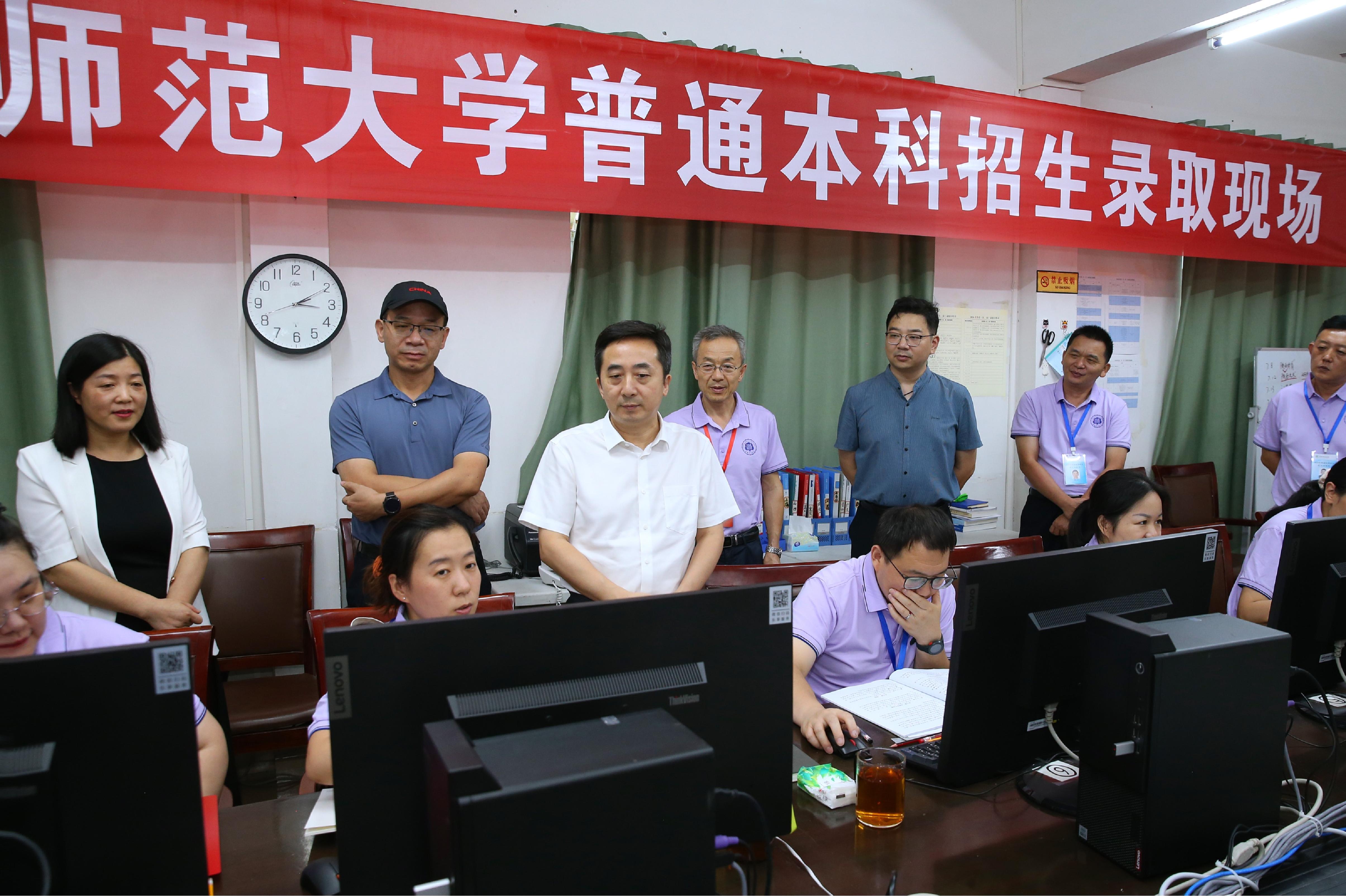 聂清斌等校领导视察指导本科招生录取和就业工作
