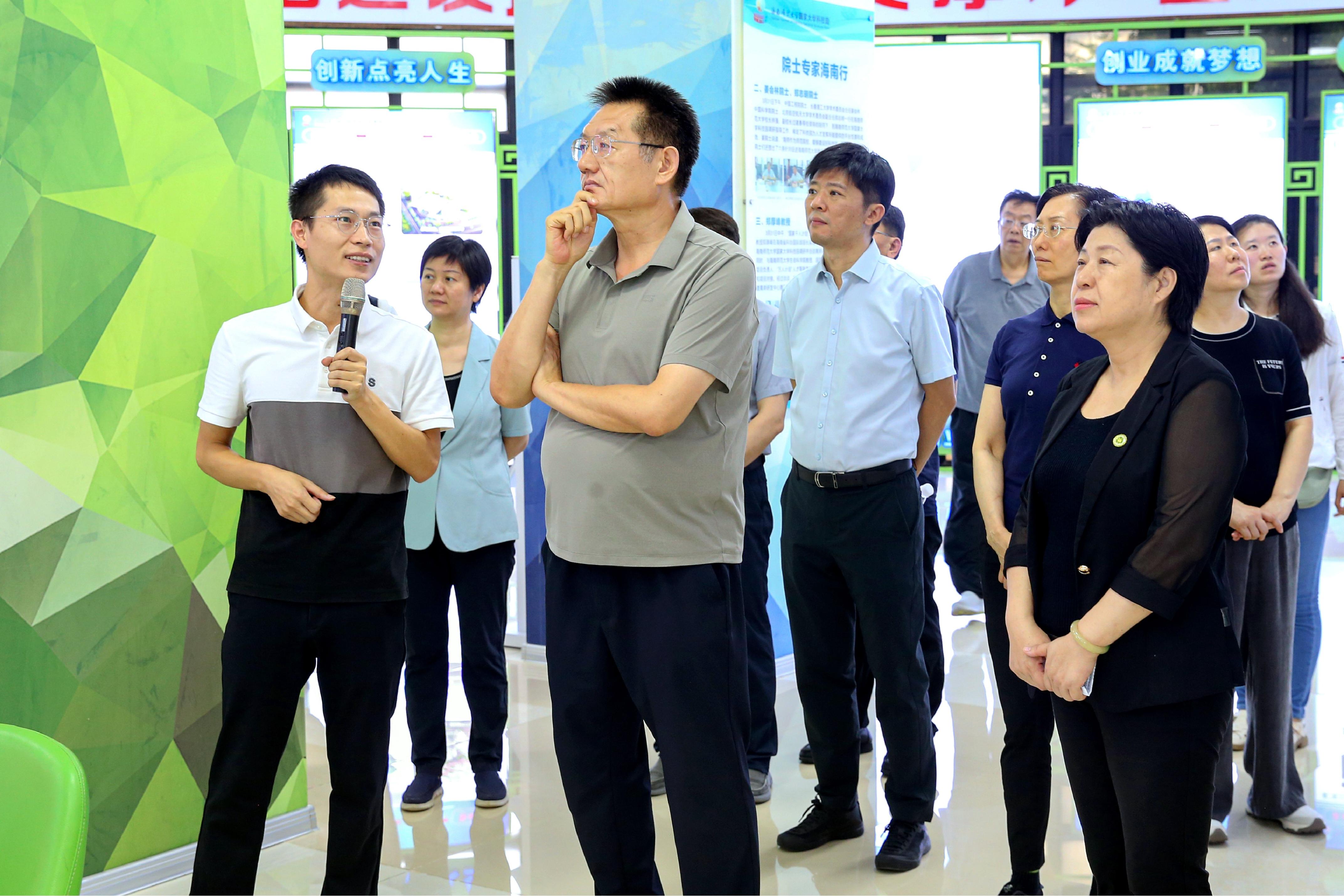 山东省政协副主席张新文一行来校调研