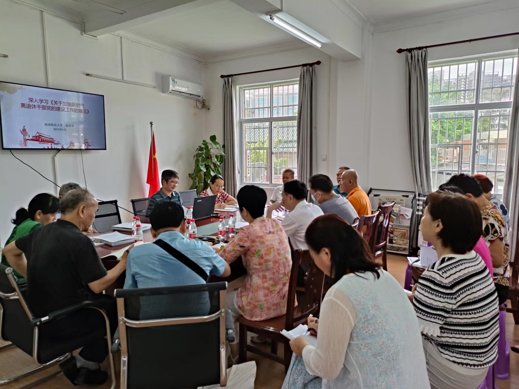 校领导为离退休教职工党委主题教育读书班上党课