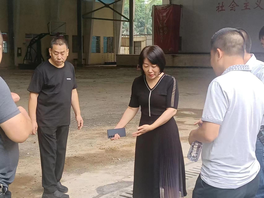校领导调研龙昆南校区路面改造和黄华康体育馆改造工...