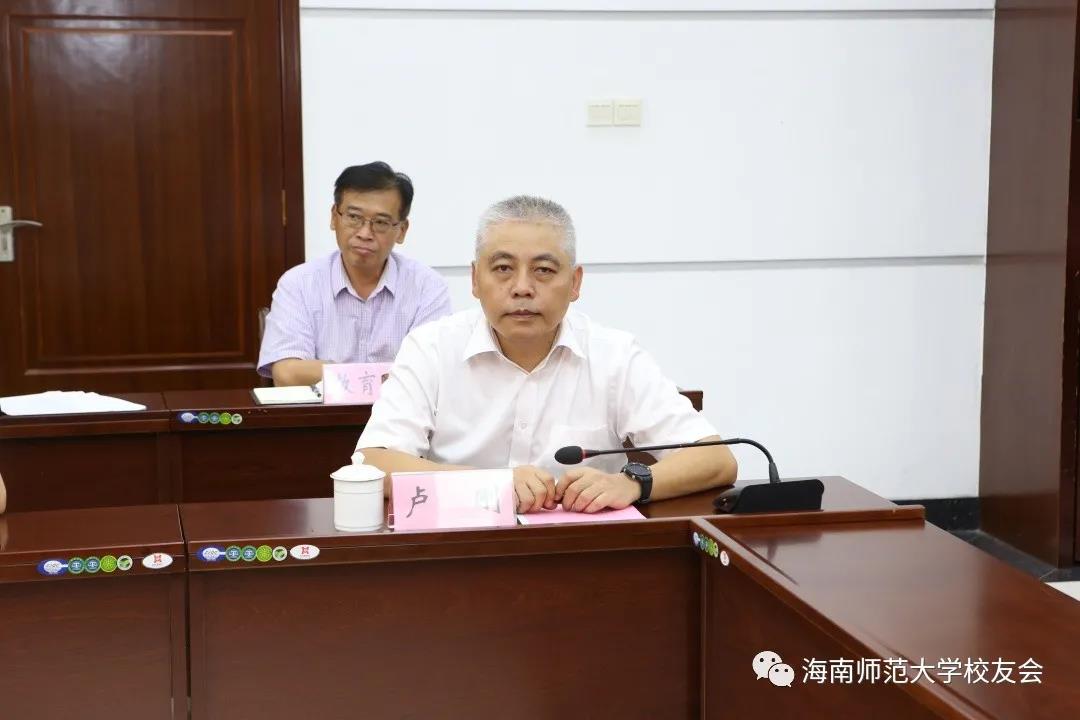  李红梅带队与定安县签订县校战略合作协议