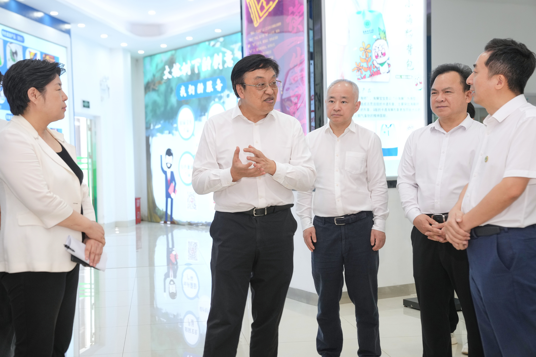 冯飞到海南师范大学调研