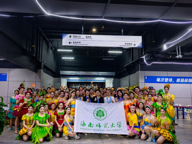 许玫等校领导慰问我校亚沙会志愿者和演员并出席开幕...