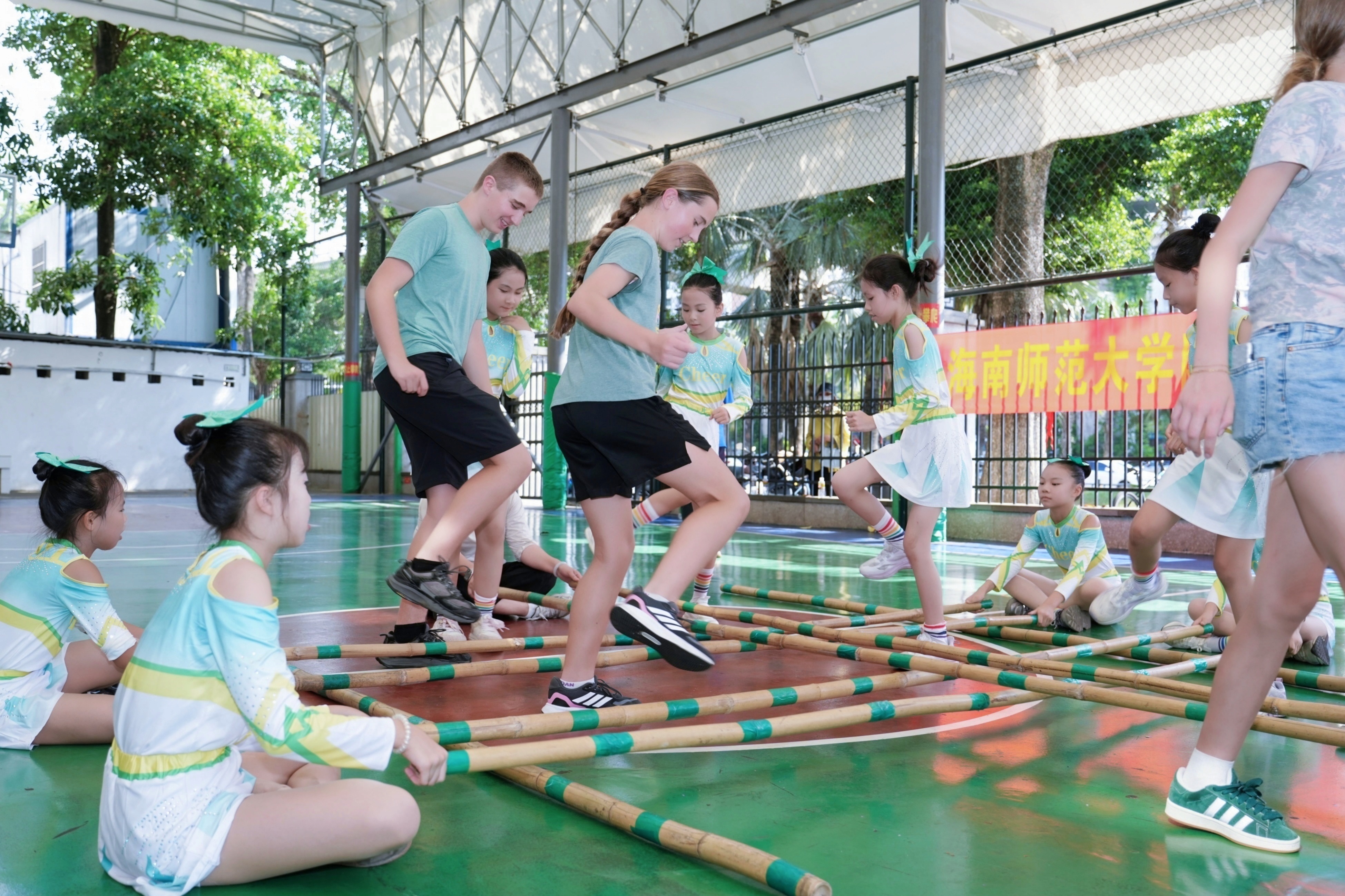 美美与共 心手相牵——美国青少年走进海南师范大学附...