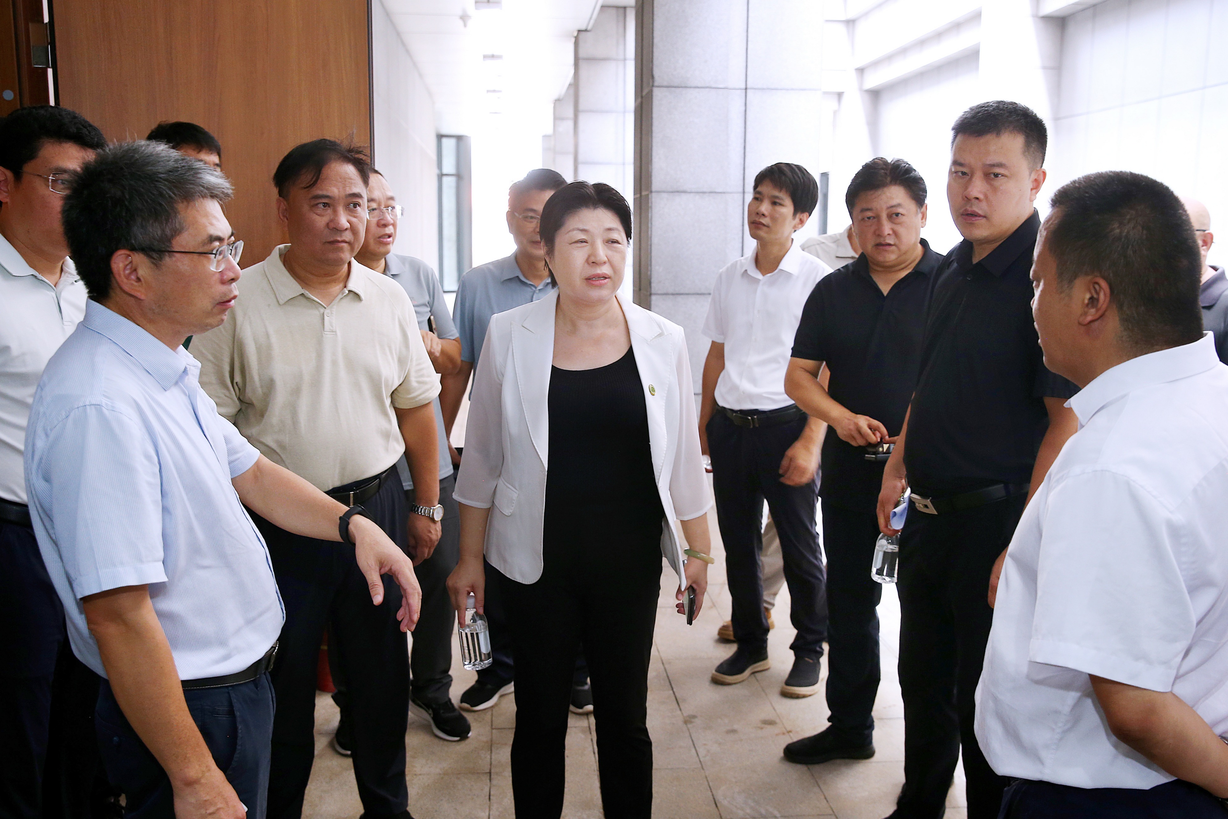 许玫深入教学楼及学生公寓开展专项调研